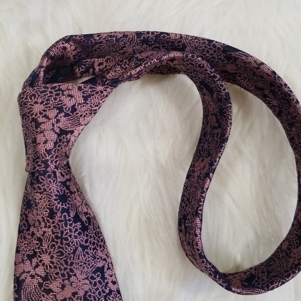 Michael Kors pattern Silk men Tie. - Picture 3 of 8